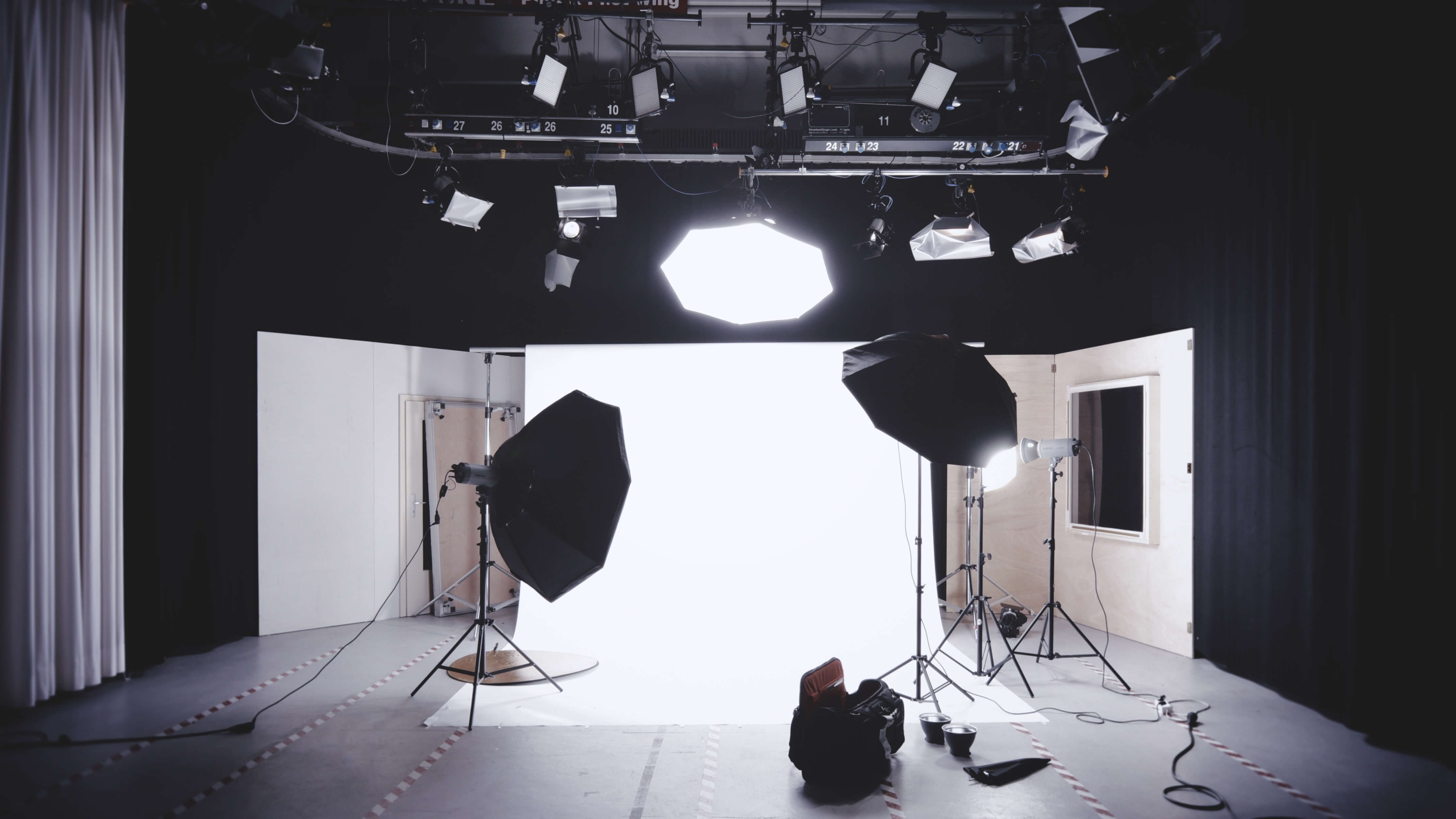 Studio Photo Avec Matériel D'éclairage. Système D'éclairage Et