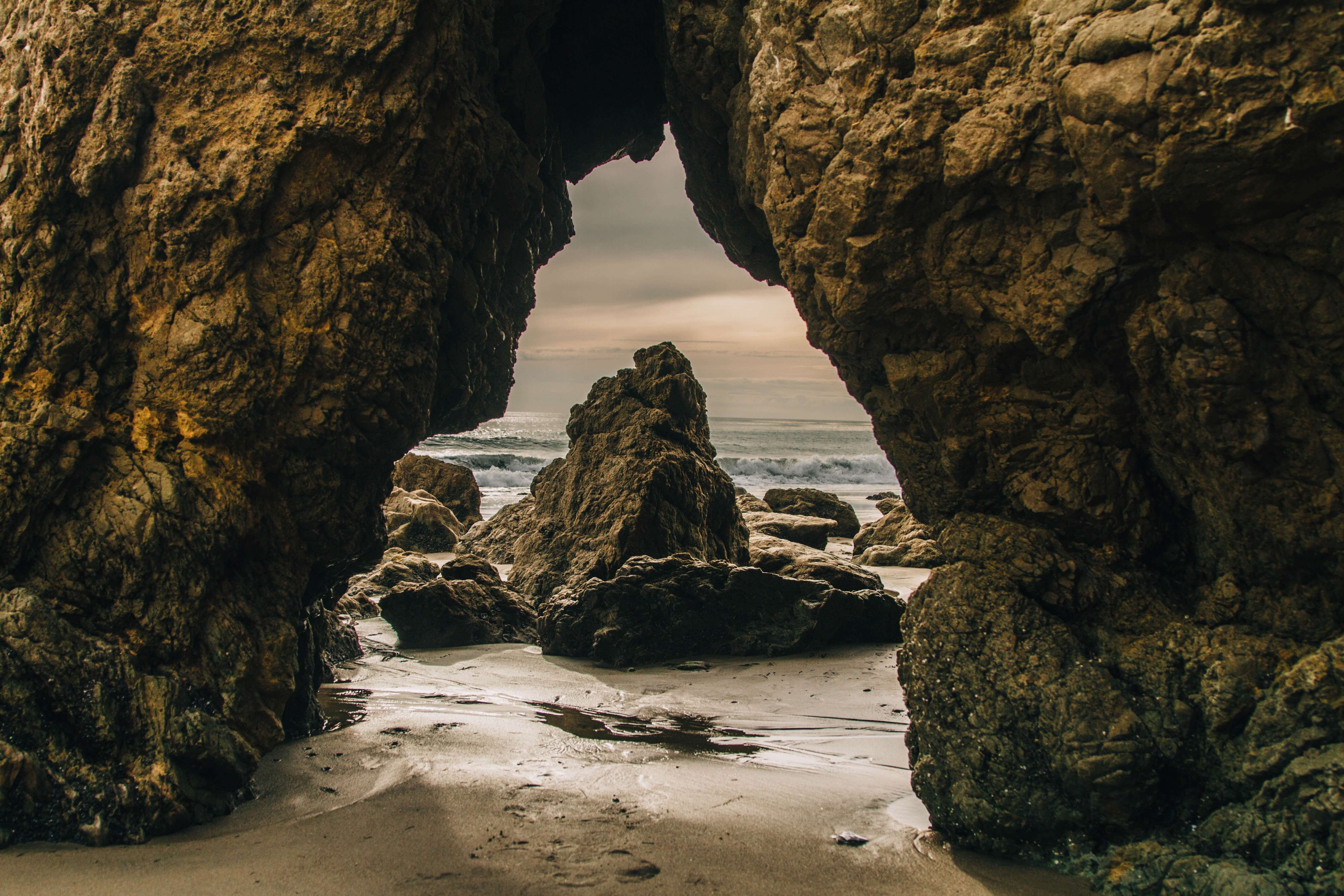 Rocher encadré par des rochers sur la plage, par Nathan Dumlao