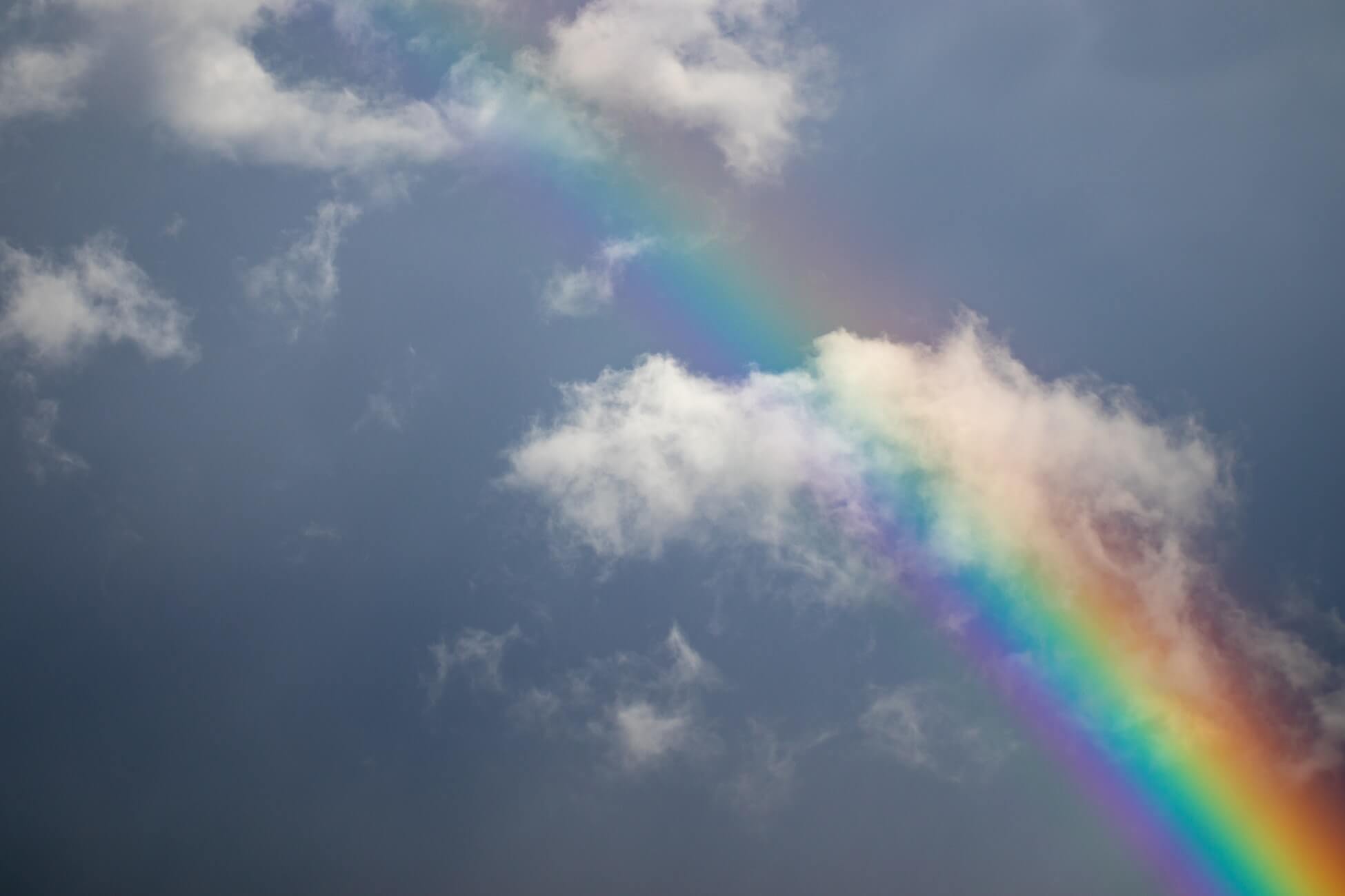 photo d'un arc-en-ciel avec des nuages dans le ciel