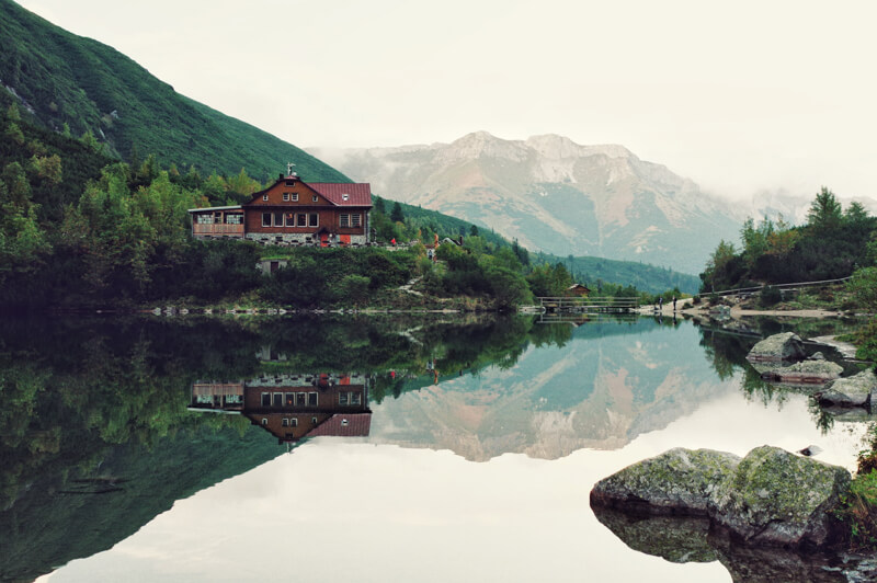 Paysage reflété dans l'eau calme